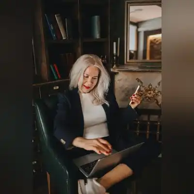 龚然月